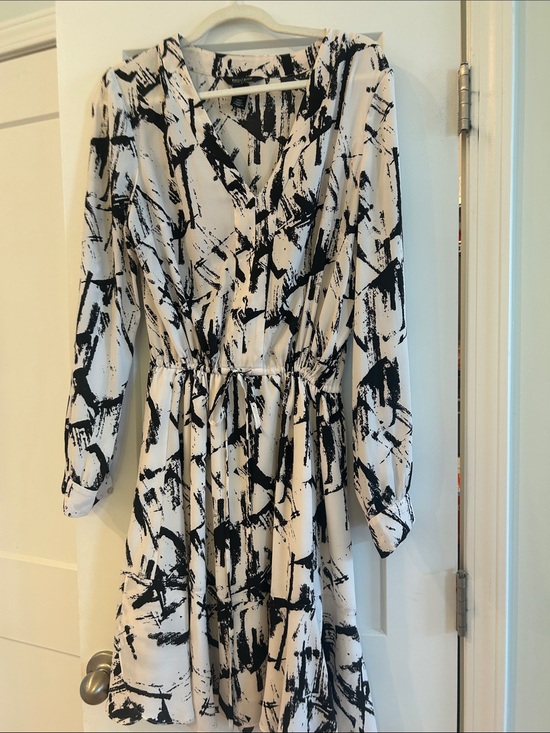 White House Black Market Dresses & Skirts - White House Black Market Monochrome Brushstroke Long Sleeve Dress